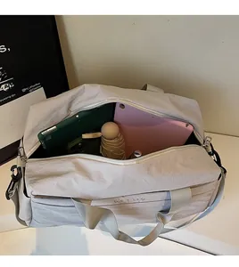 Vue intérieure du grand sac de voyage gris montrant l'espace pour tablette et parapluie