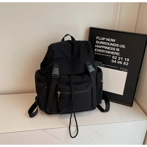 Détail du sac à dos de randonnée noir imperméable avec double boucle et cordon de serrage