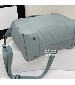 Detail der Metallnieten am Boden einer hellblauen Nylon-Einkaufstasche zum Schutz der Basis