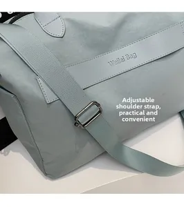 Detail eines verstellbaren Stoffschultergurts mit Metallschnalle an einer mintgrünen Tasche