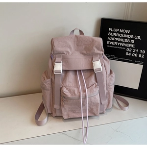 Détail du sac à dos de voyage en nylon rose imperméable avec boucle et cordon de serrage