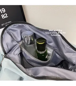 Detail der wasserdichten Reisetasche mit internem Nass- und Trockentrenn-Reißverschlussfach