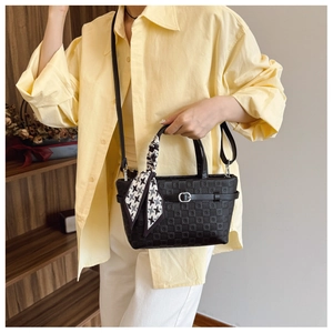 Sac seau noir tendance avec gaufrage carré et foulard pied-de-poule sur la poignée