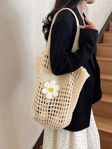 Sac fourre-tout beige crocheté à la main avec applique de marguerite pour plage et vacances