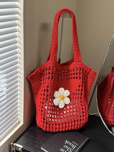 Sac fourre-tout rouge crocheté à la main avec marguerite blanche pour la plage