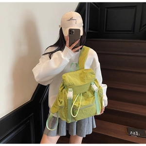 Détail du sac à dos de voyage en nylon vert clair imperméable avec boucle et cordon