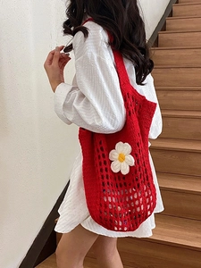 Sac fourre-tout rouge crocheté à la main avec marguerite blanche pour les vacances d'été