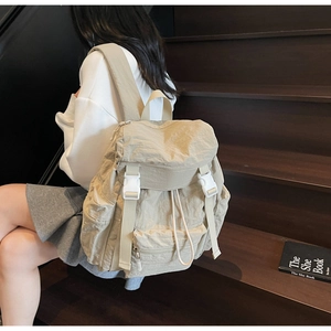 Vue de dessus sac à dos beige imperméable en nylon avec boucles et cordon de serrage