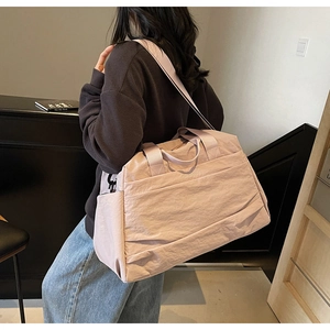 Grand sac fourre-tout en nylon rose avec bandoulière réglable et détails de texture textile