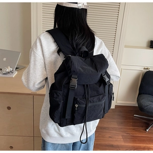 Détail d'un sac à dos de voyage en nylon imperméable avec boucles et cordon de serrage