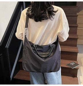 Detailansicht der Rückseite eines schwarzen Nylon-Shoppers mit verstellbaren Schultergurten