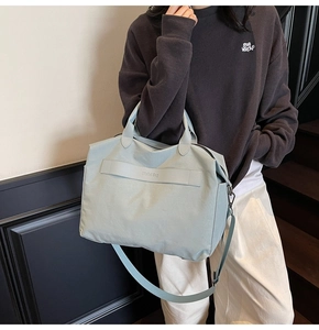 Detail der hellblauen Nylon-Tragetasche mit matter Textur und geprägtem Weilei Bag Logo