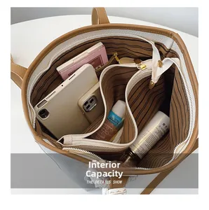 Vue de dessus de l'intérieur du grand sac cabas avec compartiments et effets personnels