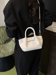Borsa a secchiello in pelle avorio con grana litchi, dettaglio fiocco e tracolla regolabile
