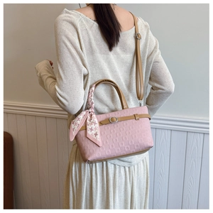 Vue arrière d'un sac seau rose avec poignées en cuir et foulard pied-de-poule porté