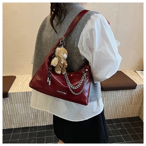 Rote Lackleder-Hobo-Tasche mit Silberkette und süßem Plüschbär-Anhänger-Detail