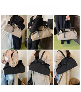Vista multi-angolo della borsa da viaggio in tela con manici in pelle e grande capacità