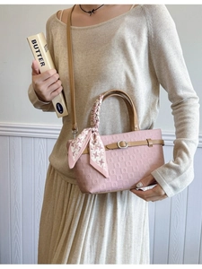 Sac seau rose gaufré avec détail de foulard en soie pied-de-poule et bandoulière