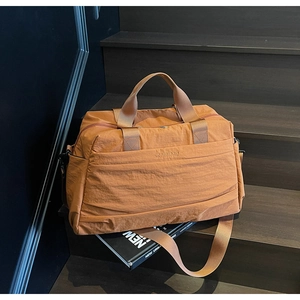 Gros plan du sac de voyage en nylon imperméable avec logo Hellobag et détail de la fermeture