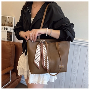 Sac cabas marron texture grainée avec foulard en soie et anses en cuir pour le travail