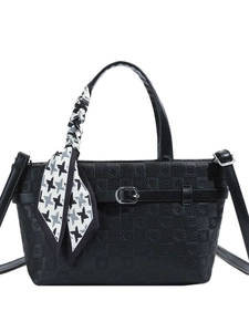 Sac seau femme en cuir noir tendance avec foulard pied-de-poule et bandoulière