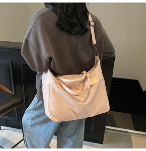 Detailansicht einer großen rosa Nylon-Tragetasche mit Schultergurt in der Rückansicht