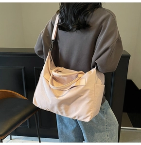 Detailansicht der hellrosa wasserdichten Nylon-Tragetasche mit verstellbarem Schultergurt