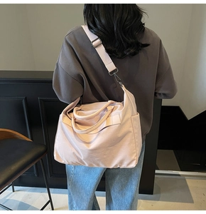 Detailansicht der hellrosa Nylon-Tragetasche mit verstellbarem breitem Schultergurt