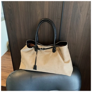 Dettaglio della borsa da viaggio grande color kaki con manici in pelle nera e fibbia