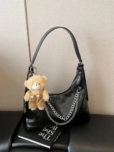 Trendige Glänzende Patent PU Leder Achseltasche Für Damen Vintage Halbmond Hobo Tasche Mit Metallkette Und Plüschbär Anhänger