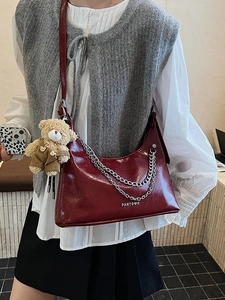 Modische dunkelrote Lackleder-Achseltasche mit Silberkette und Teddybär-Anhänger
