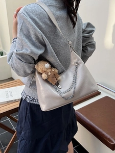 Minimalistische weiche PU-Leder Hobo-Tasche in Hellgrau mit Silberkette und Bärchen