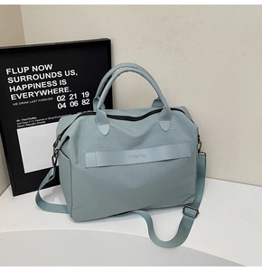Detailansicht der hellblauen Nylon-Einkaufstasche mit Ledergriffen und verstellbarem Gurt