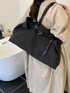 Borsa tote nera minimalista di grande capacità con manici in pelle e fibbia decor