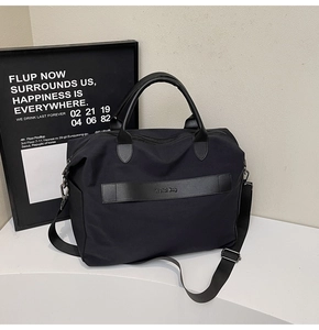 Detailaufnahme der schwarzen Reisetasche aus wasserfestem Nylon mit Ledergriffen und Haken