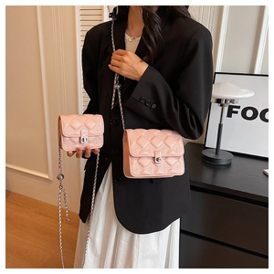 Dettaglio del set di borse trapuntate rosa con catena argento e chiusura girevole
