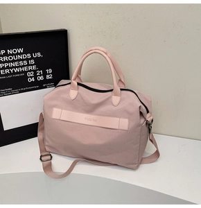 Detail der rosa Nylon-Reisetasche mit Ledergriff und Weilal Bag-Markenetikett