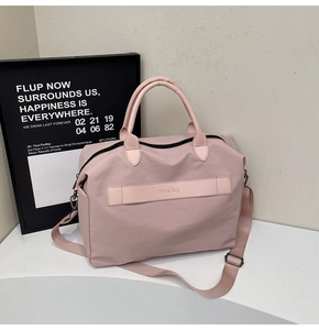 Detailansicht der rosa Nylon-Reisetasche mit Weilai Bag Logo und Tragegurt