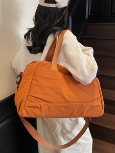 Grand sac cabas en toile orange avec bandoulière réglable et design de voyage spacieux