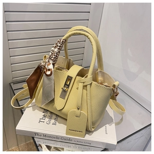 Détail du sac seau en cuir jaune clair avec poignée en foulard de soie à pied-de-poule