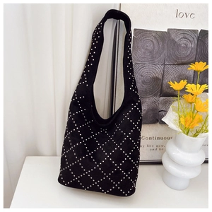 Dettaglio borsa hobo in pelle scamosciata nera con rivetti argento e rombi