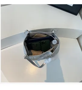 Interno spazioso della borsa argento metallizzato con spazio per cellulare e bottiglia