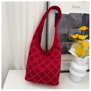 Dettaglio borsa hobo in pelle scamosciata rossa con motivo trapuntato a borchie