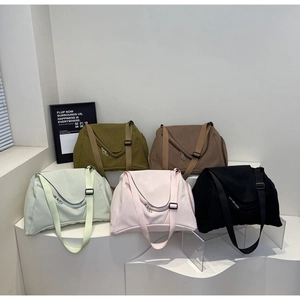 Sammlung bunter Fitness-Taschen auf geometrischen Podesten mit verstellbaren Trägern