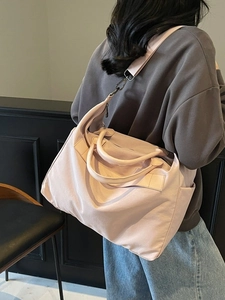 Hellrosa leichte Nylon-Tragetasche mit breitem Schultergurt und großem Fassungsvermögen