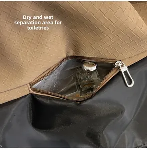 Detail der wasserdichten Nass-Trocken-Trennung mit Silberreißverschluss in der gewebten Reisetasche