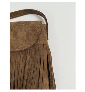 Détail du sac de téléphone en daim marron avec franges et coutures de style bohème