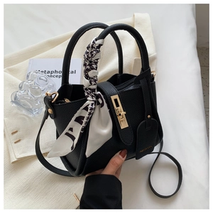 Sac seau en cuir noir avec poignée en foulard de soie et boucle dorée élégante