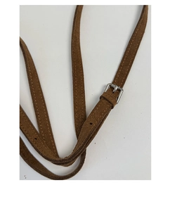 Détail de la bandoulière en daim marron foncé avec boucle métallique argentée réglable et couture