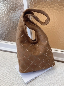 Borsa hobo vintage in pelle scamosciata marrone con borchie argentate a rombi